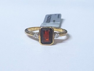 Garnet & diamond ring