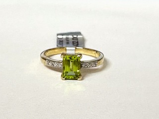 Peridot & diamond ring