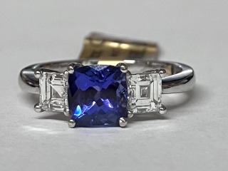 Tanzanite & diamond ring
