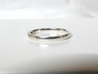 Court 2mm 18ct yellow or white gold