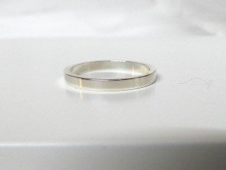 D shape 2.5mm 18ct yellow or white gold