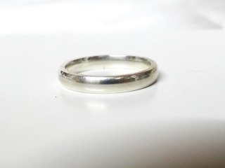 Court 3mm 18ct yellow or white gold