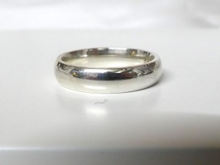 Court 4mm 18ct yellow or white gold