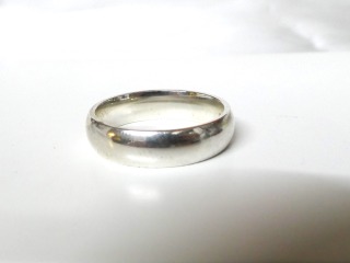 Court 5mm 18ct yellow or white gold
