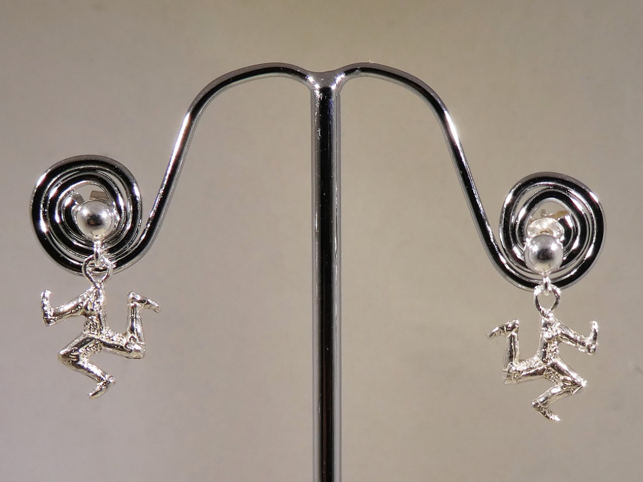 Three legs earrings - Silver - earring 251sh | Drop earrings | Celtic Gold