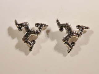 3 legs stud earrings