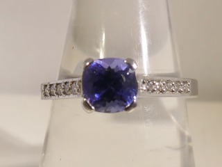 Tanzanite & diamond ring