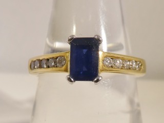 Sapphire & diamond ring