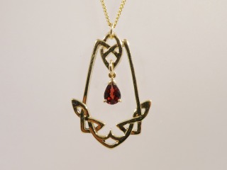 9ct yellow gold with Garnet