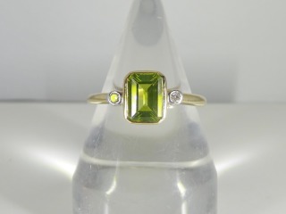 Peridot & diamond ring