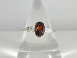 Garnet & diamond ring