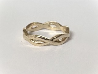 Open work intertwining Celtic ring