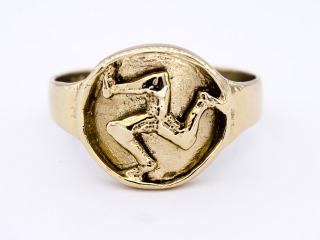 Three legs ring