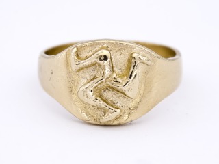 Three legs ring