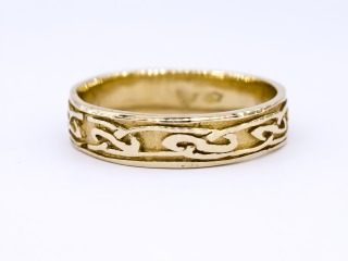 Celtic ring 9ct yellow gold Size I
